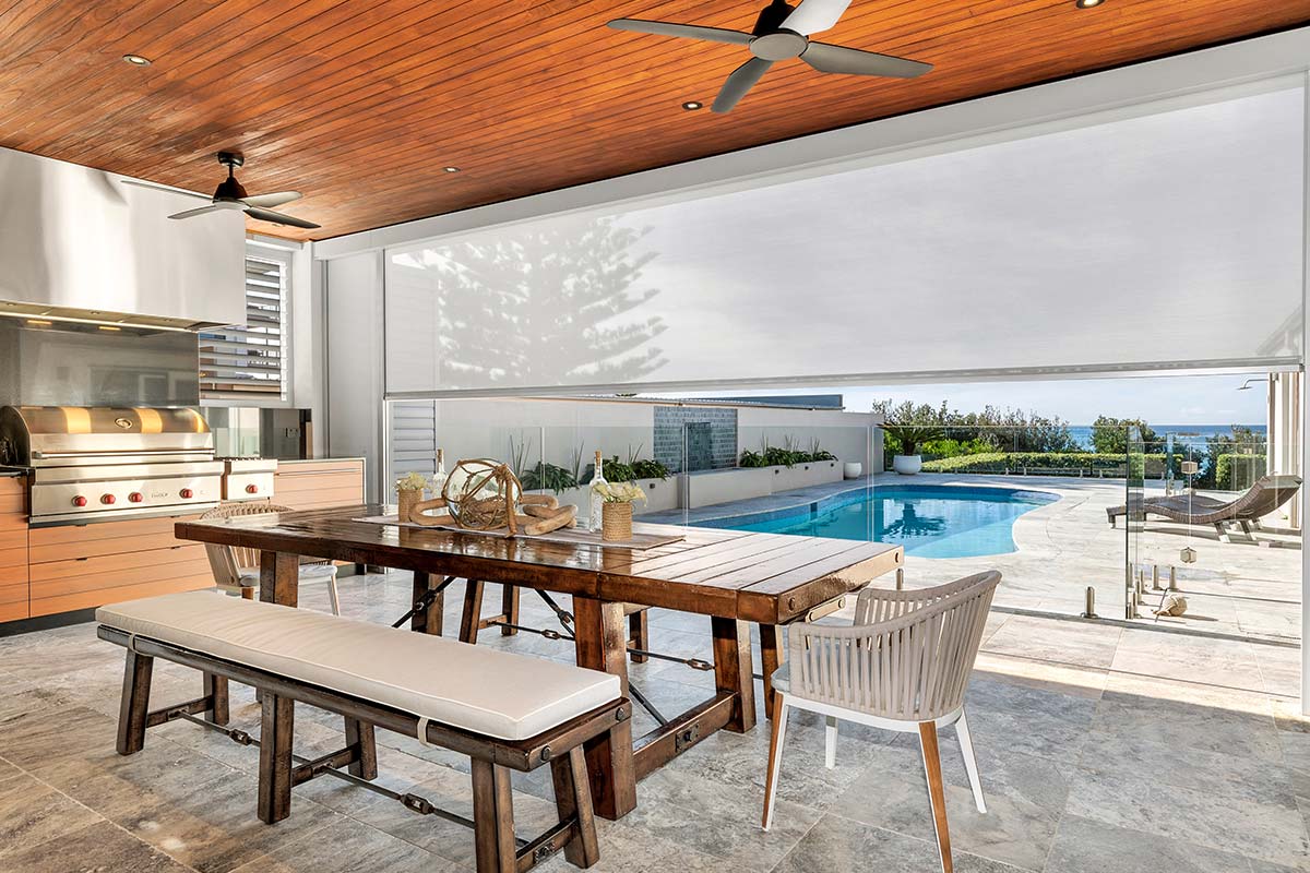 White outdoor blinds for modern outdoor dining area