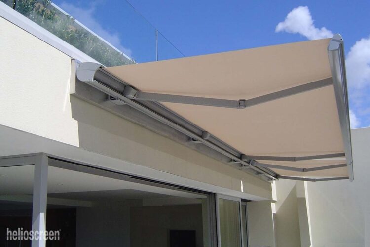 Retractable cassette awning adding shade