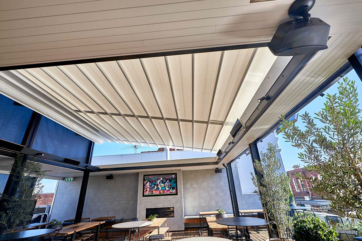 Retractable roof system for outdoor eating area