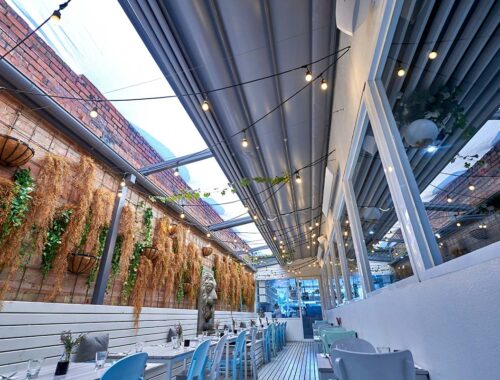 Retractable roof for outdoor restaurant