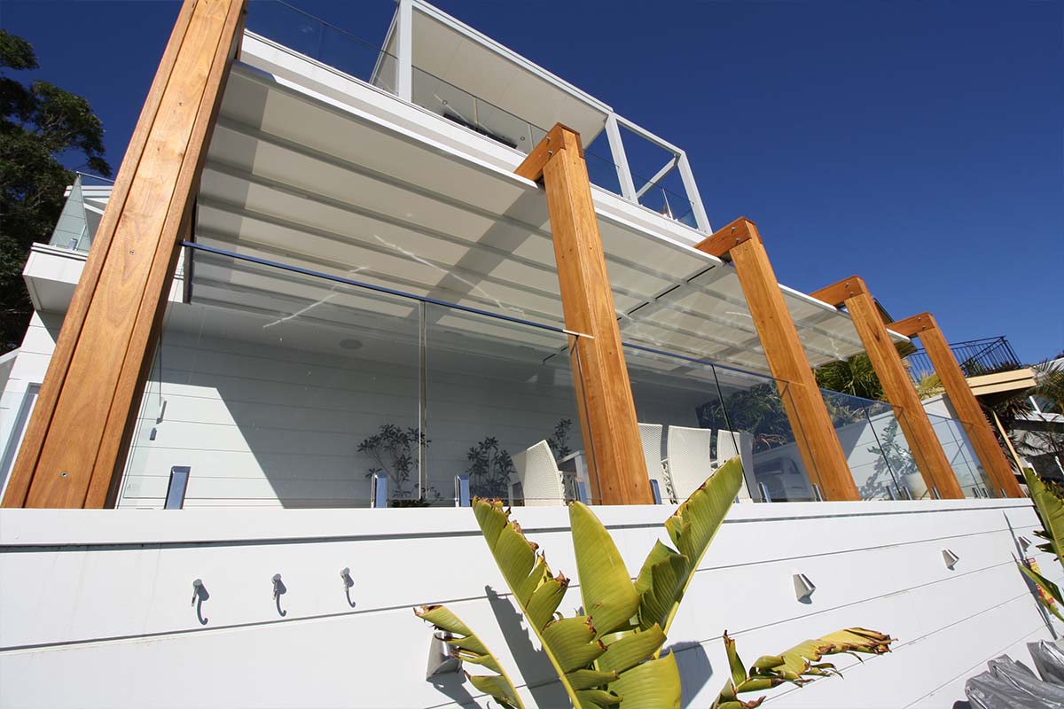 Retractable roof for white modern balcony